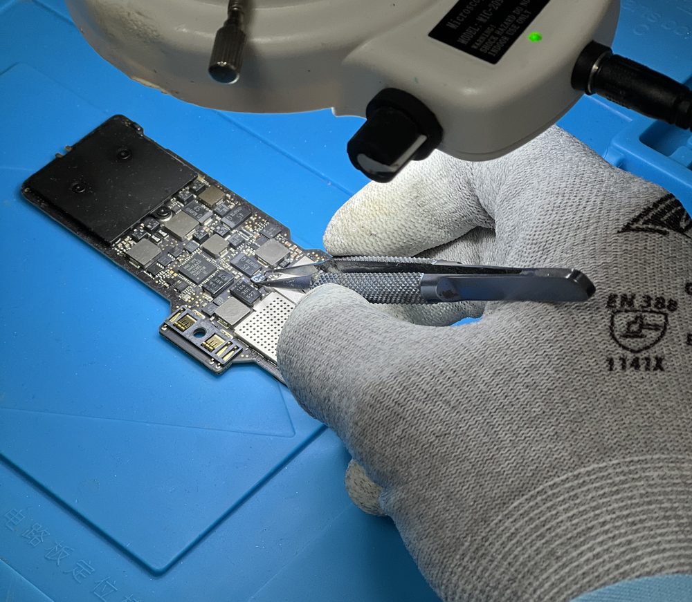 Arbeit an einer Platine unter dem Mikroskop
