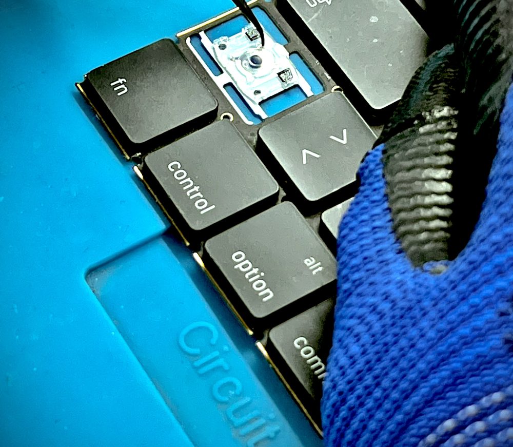 Tastaturreparatur an einem MacBook